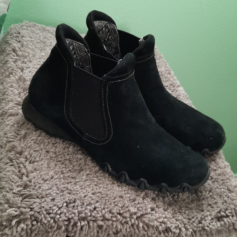 Black suede Skechers bootie sz 8.5